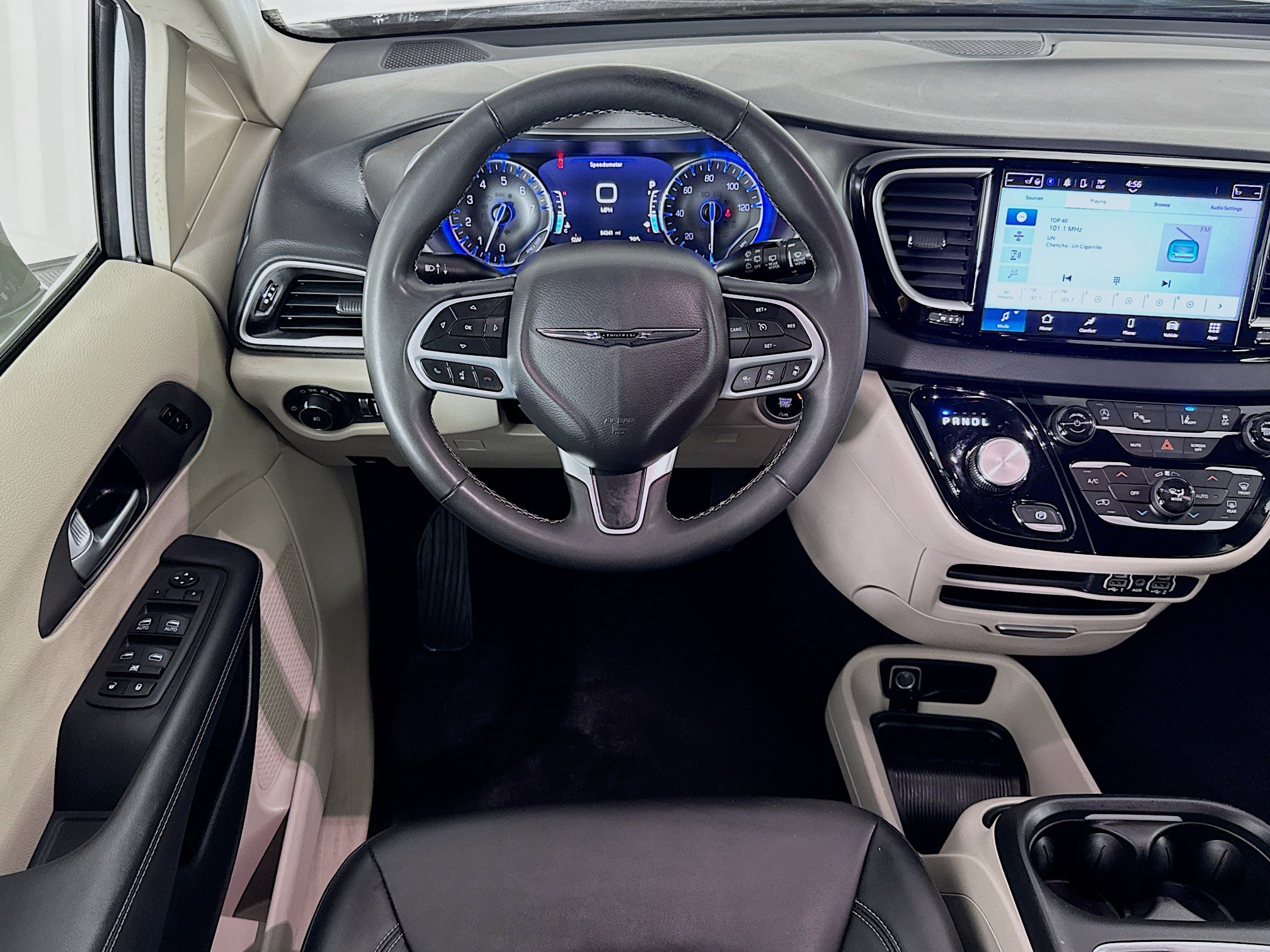 Used 2024 Chrysler Pacifica Touring-L FWD image 16