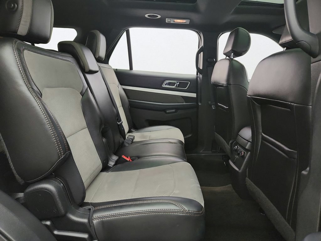 Used 2017 Ford Explorer XLT w/ Equipment Group 202A AWD/4WD image 35