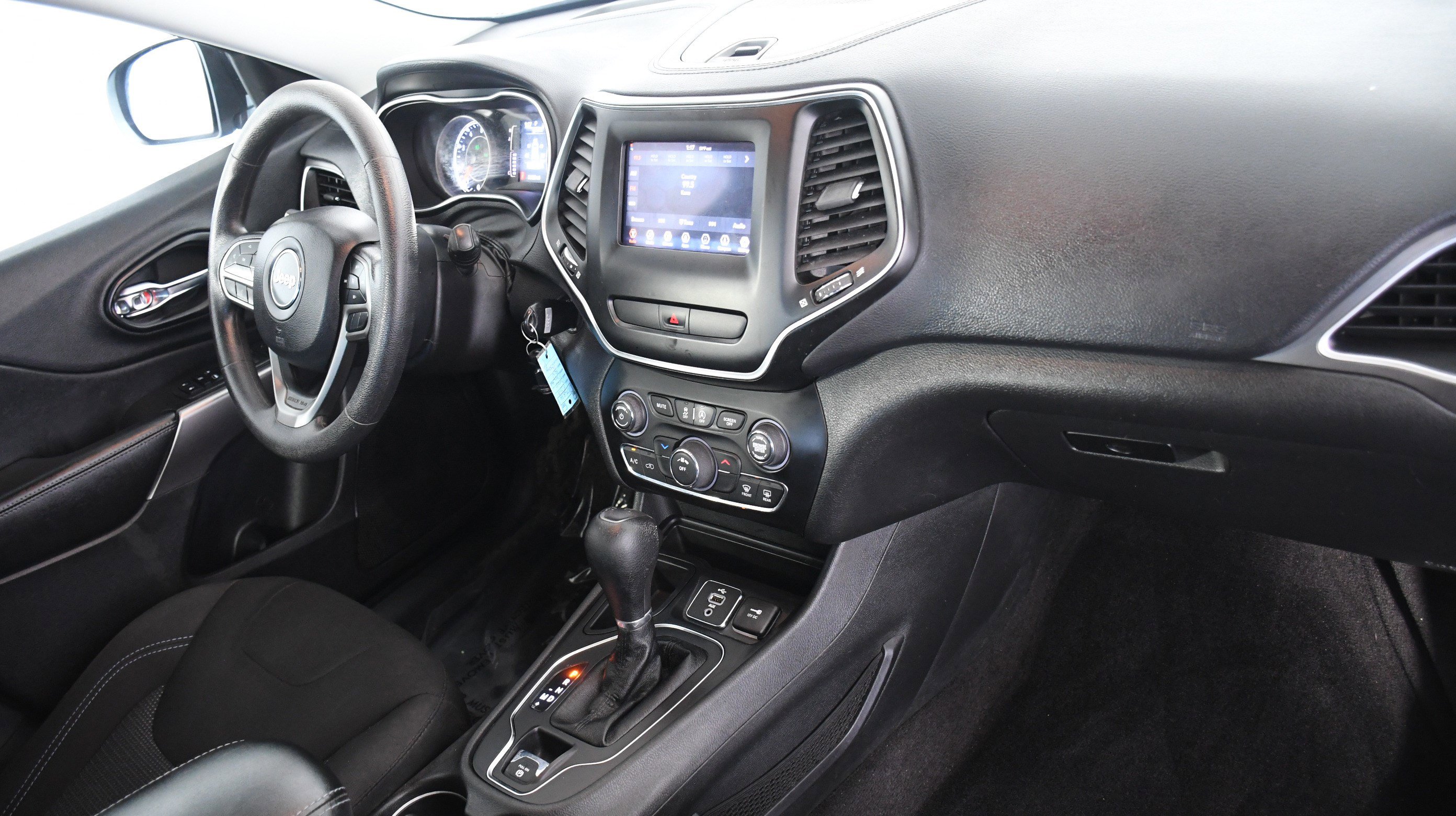 Used 2019 Jeep Cherokee Latitude w/ Popular Appearance Group image 26
