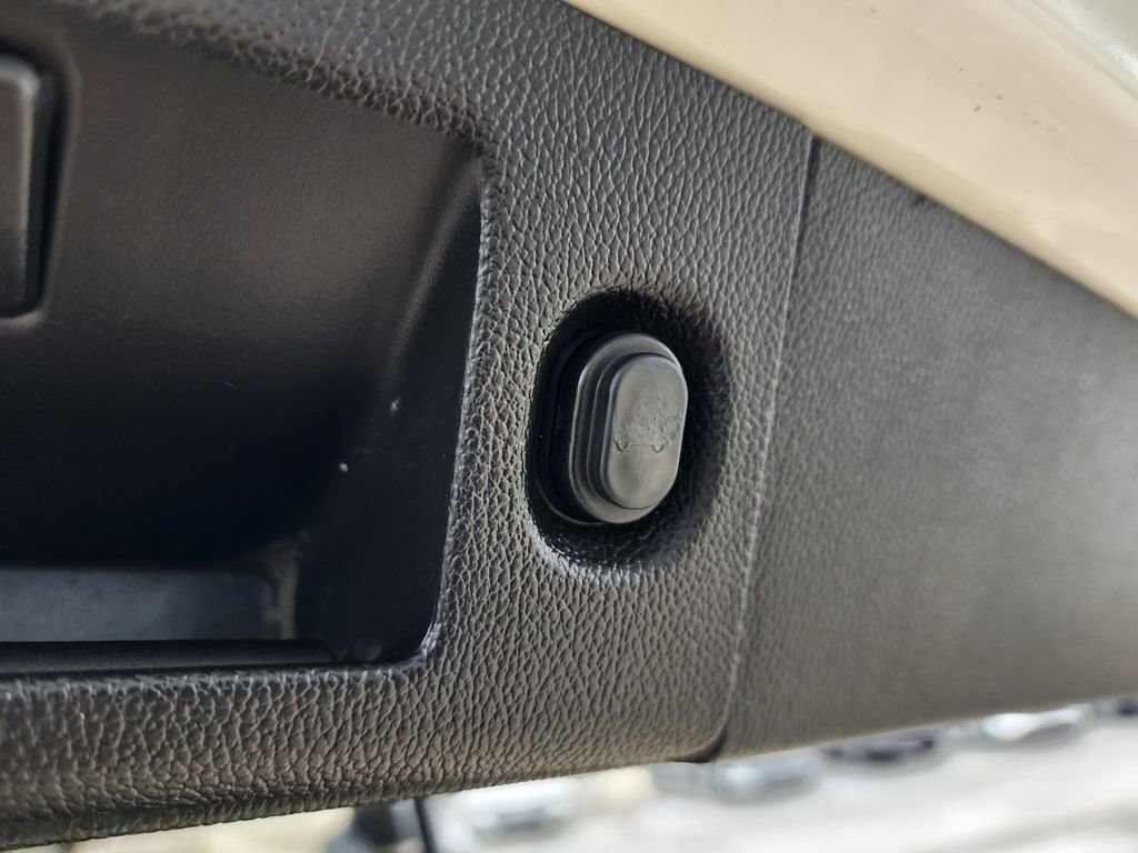 Used 2015 GMC Yukon XL SLT w/ Open Road Package image 16