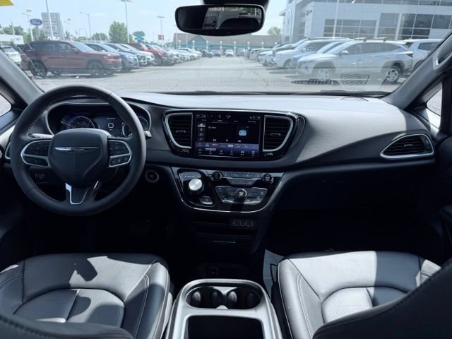 Used 2025 Chrysler Pacifica Select FWD image 33