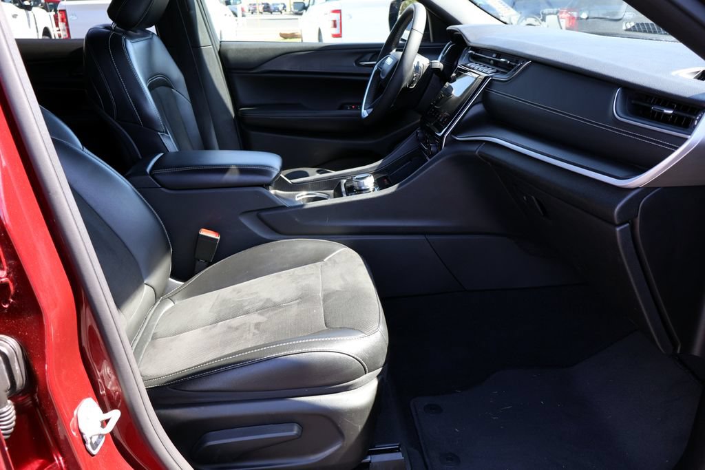 Used 2024 Jeep Grand Cherokee Altitude RWD image 17