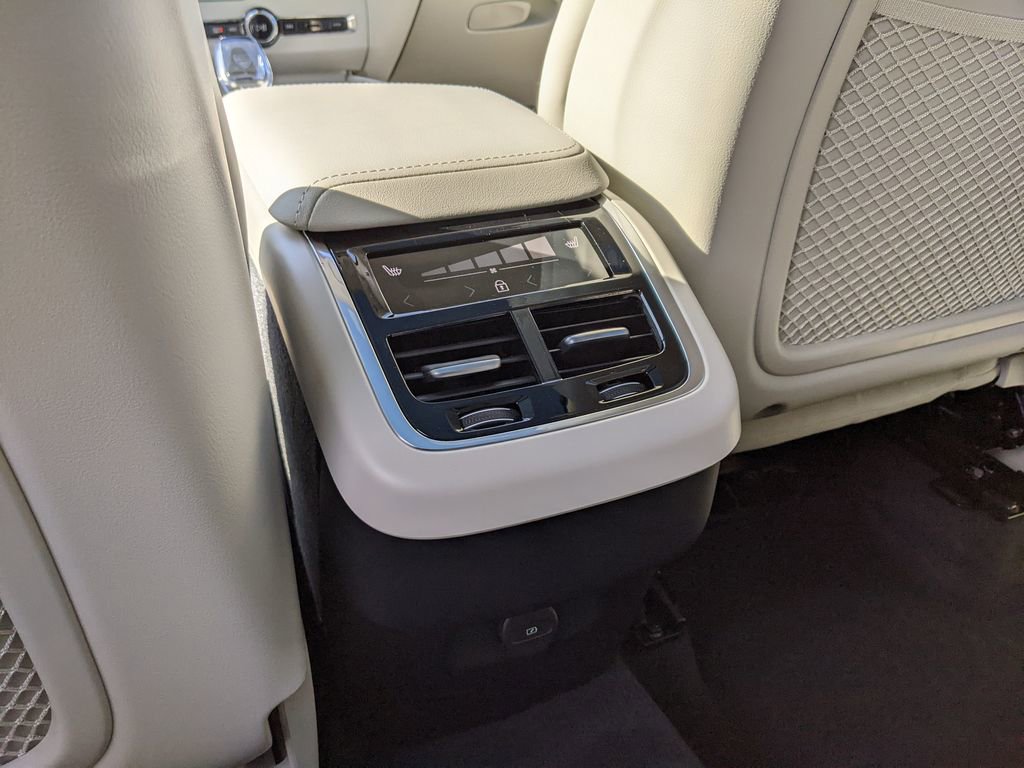 Certified 2026 Volvo XC60 B5 Ultra w/ Protection Package Premier image 24