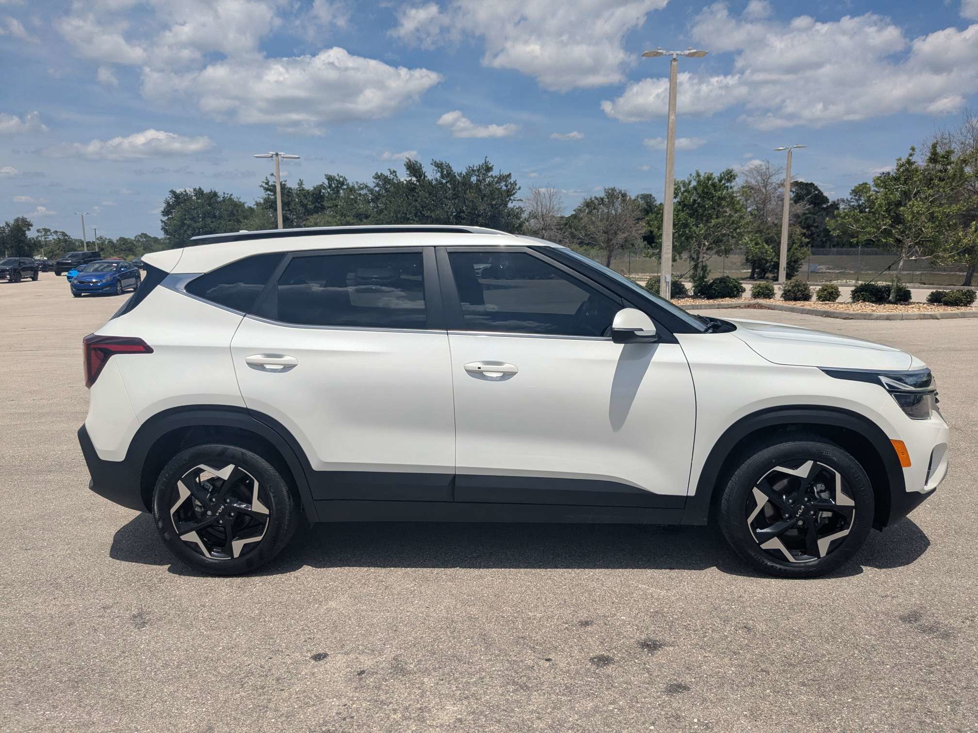 Used 2024 Kia Seltos EX FWD image 3