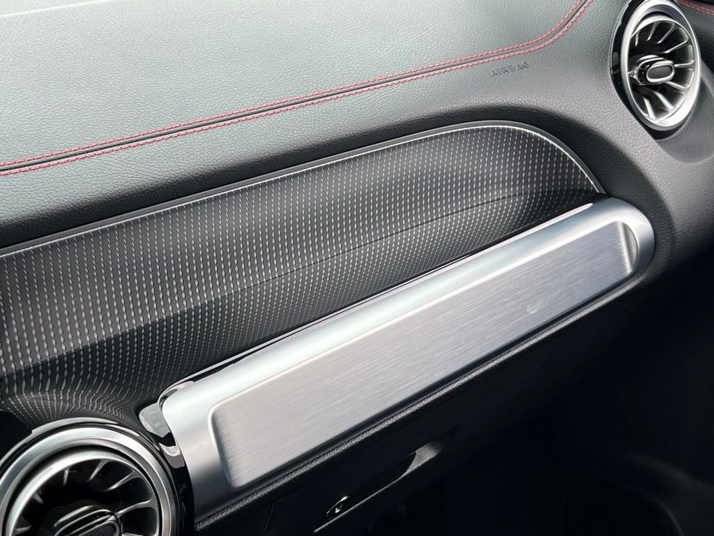 Used 2022 Mercedes-Benz EQB 300 4MATIC image 30