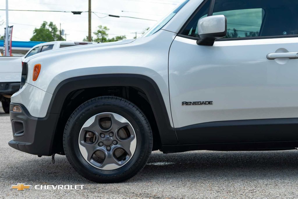 Used 2015 Jeep Renegade Latitude FWD image 11