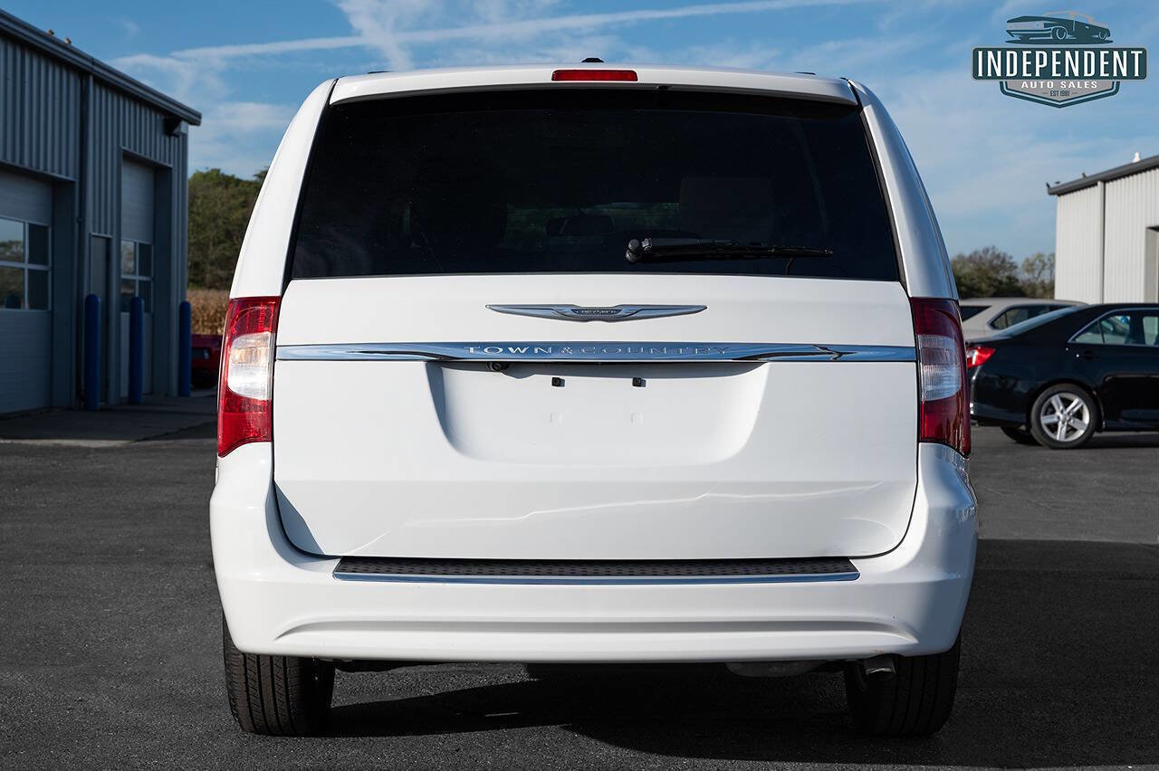 Used 2014 Chrysler Town & Country Touring image 3