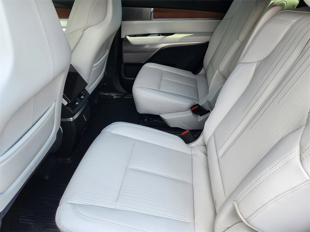 New 2026 Cadillac Vistiq Luxury w/ LPO, Floor Liner Package image 21