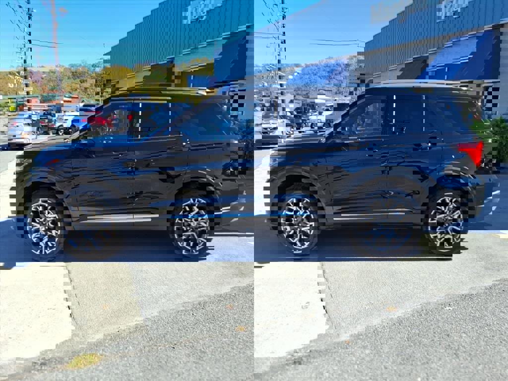 New 2025 Ford Explorer Platinum image 2