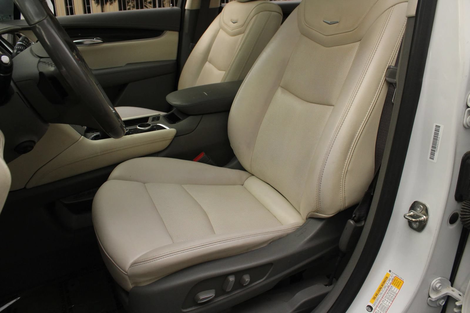 Used 2020 Cadillac XT6 Premium Luxury AWD/4WD image 17