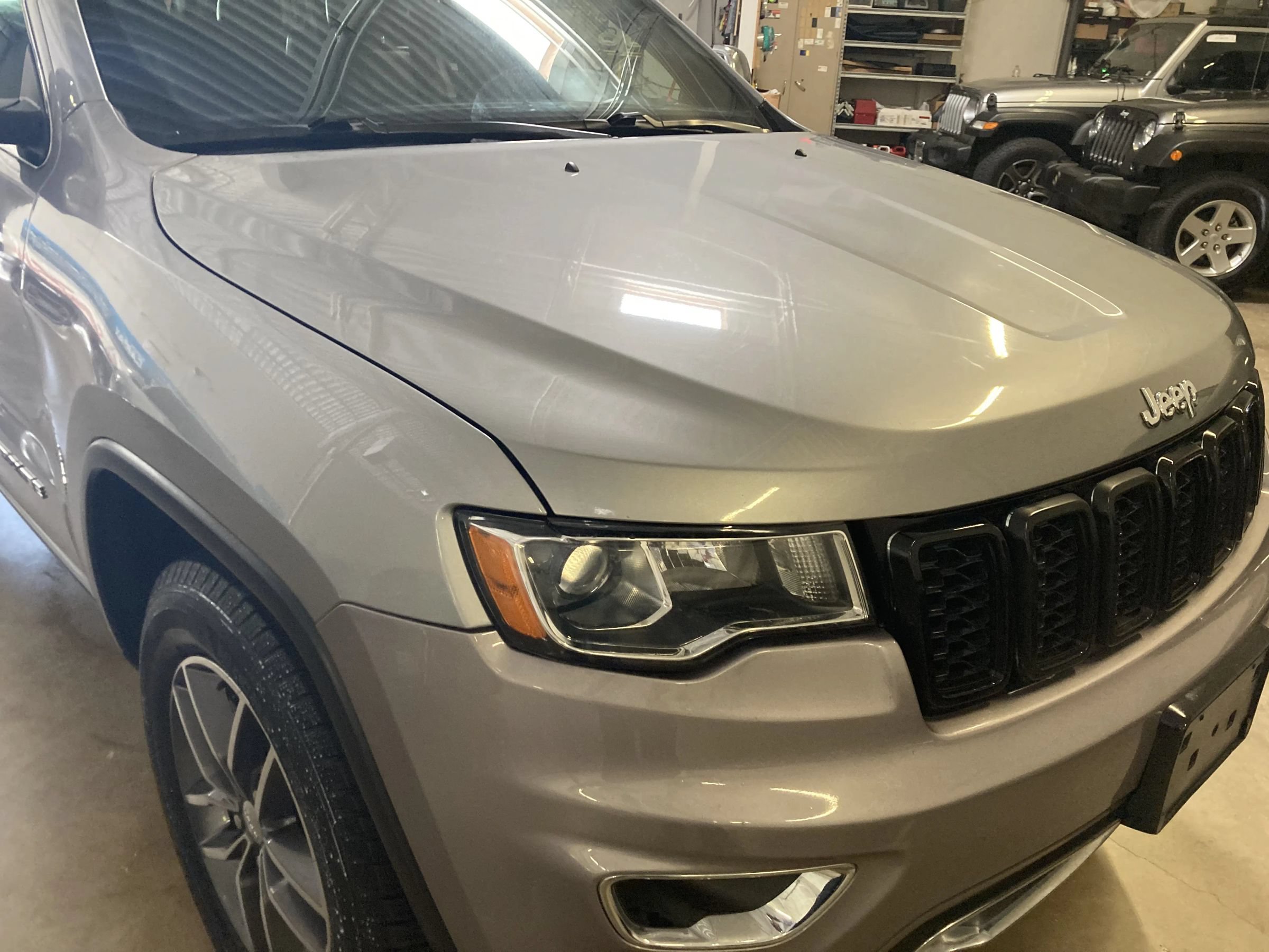 Used 2018 Jeep Grand Cherokee Limited AWD/4WD image 9