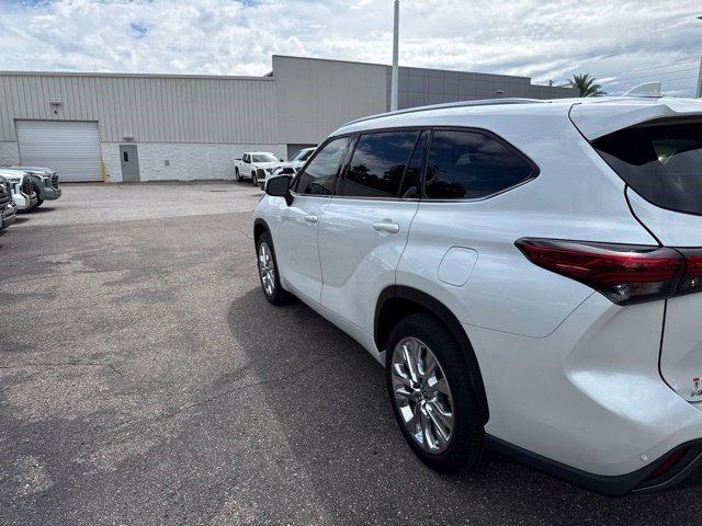 Used 2023 Toyota Highlander Limited FWD image 7