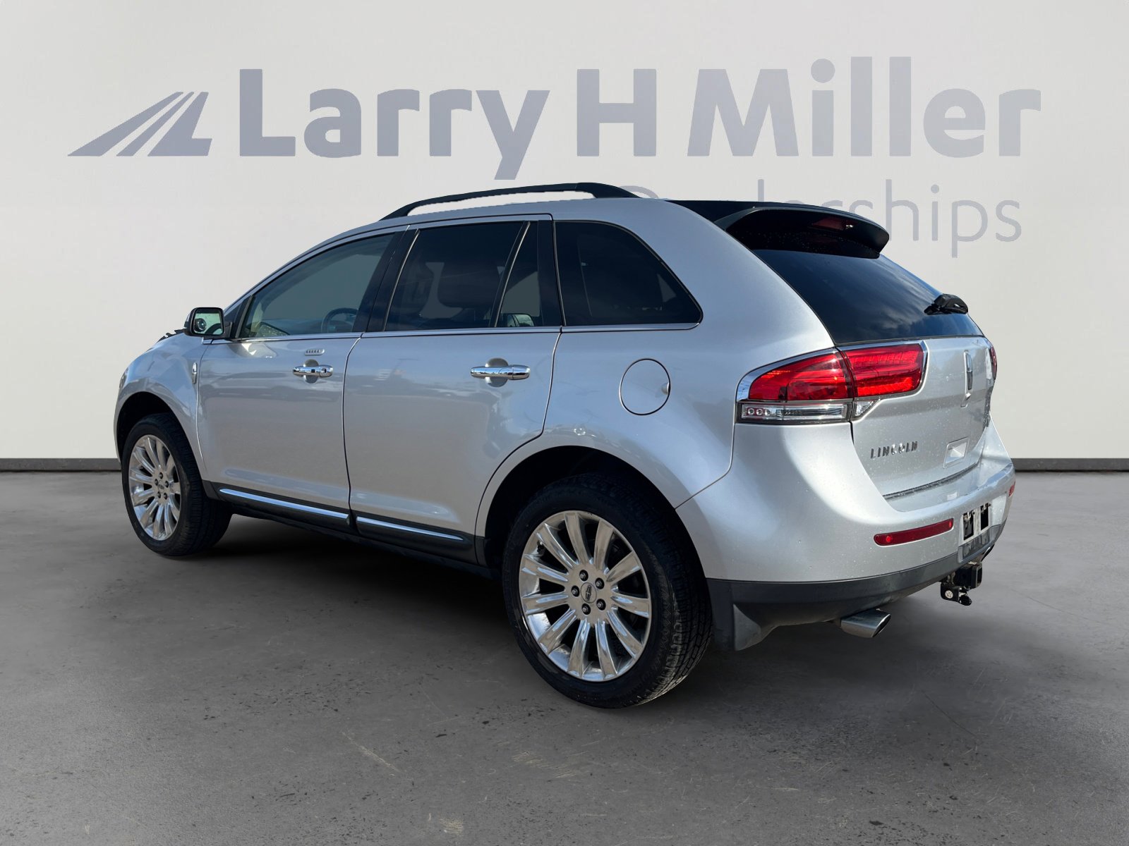 Used 2013 Lincoln MKX FWD image 3