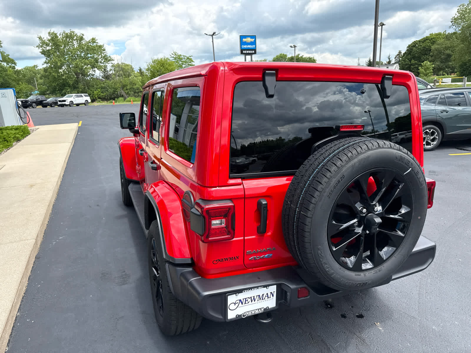 Used 2025 Jeep Wrangler Unlimited Sahara AWD/4WD image 11