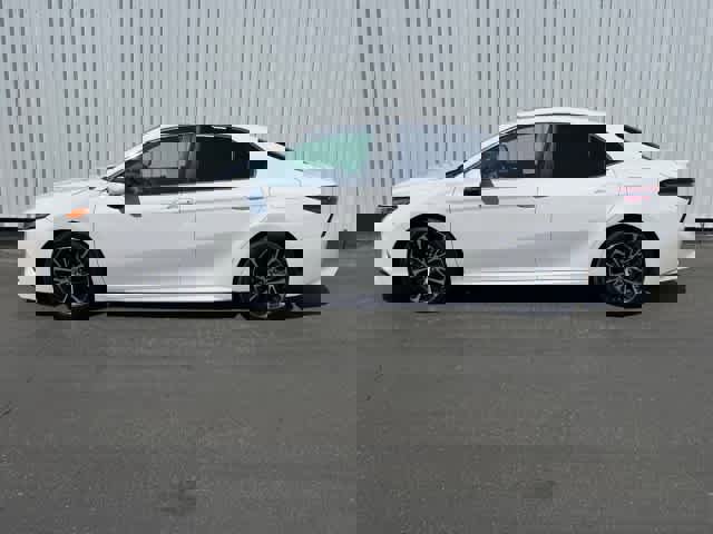 Used 2018 Toyota Camry SE w/ Moonroof Package image 3