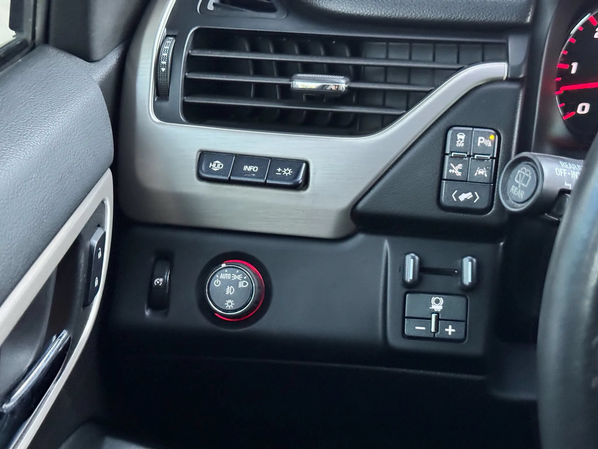 Used 2016 GMC Yukon Denali w/ Open Road Package RWD image 33