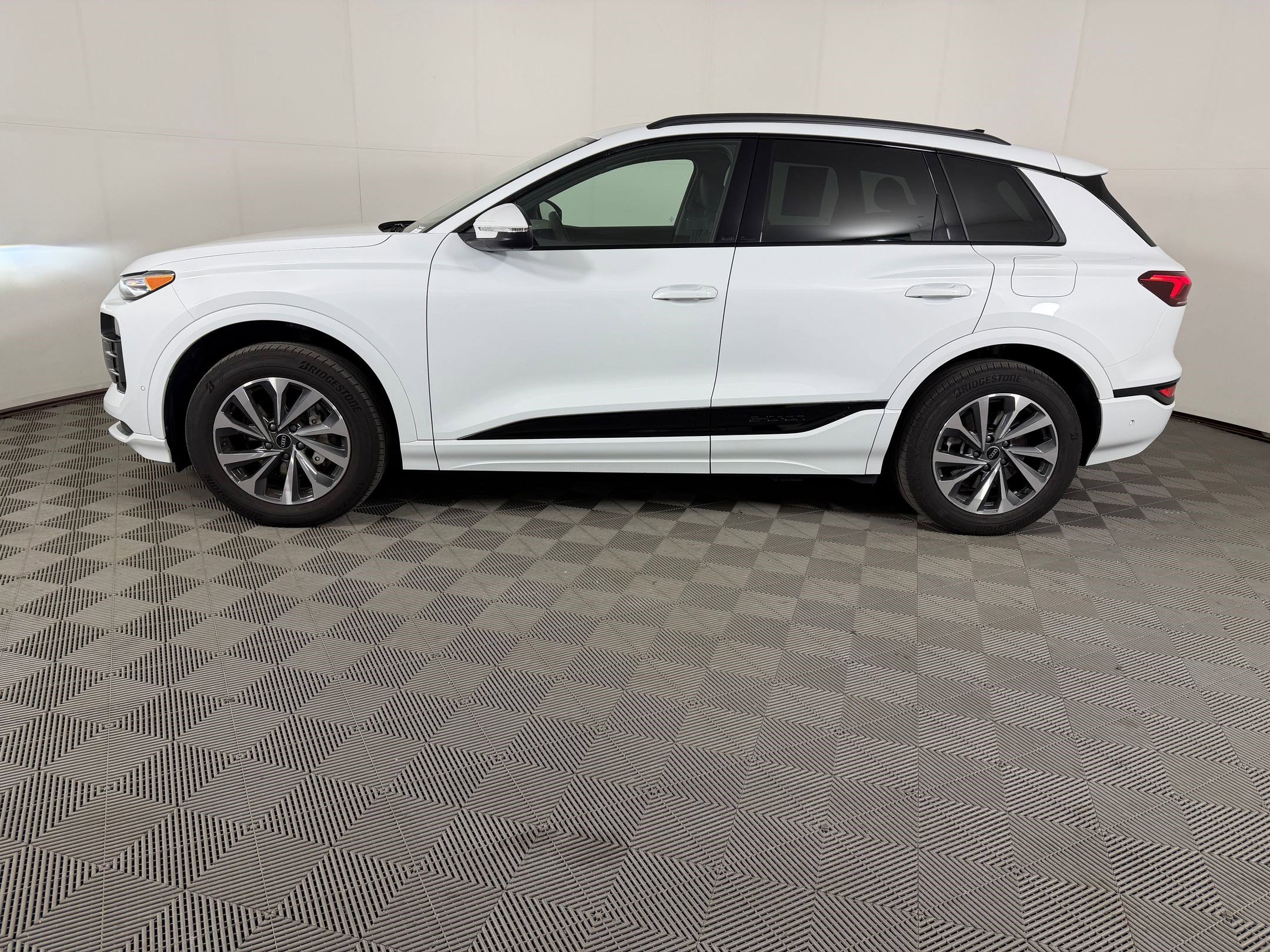 Used 2025 Audi Q6 e-tron Premium w/ Convenience Package AWD/4WD image 2