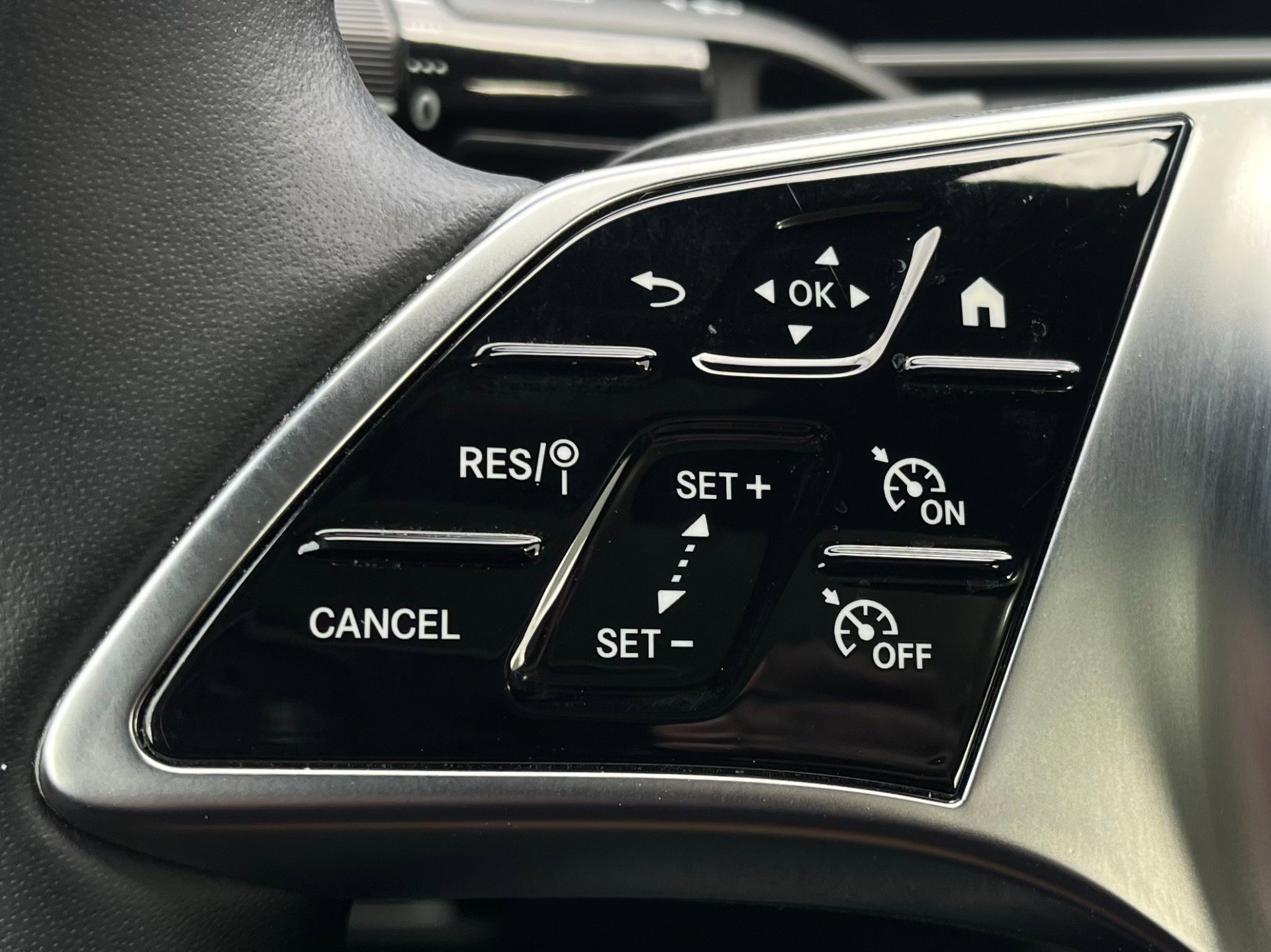 Used 2024 Mercedes-Benz CLE 300 4MATIC Coupe image 33