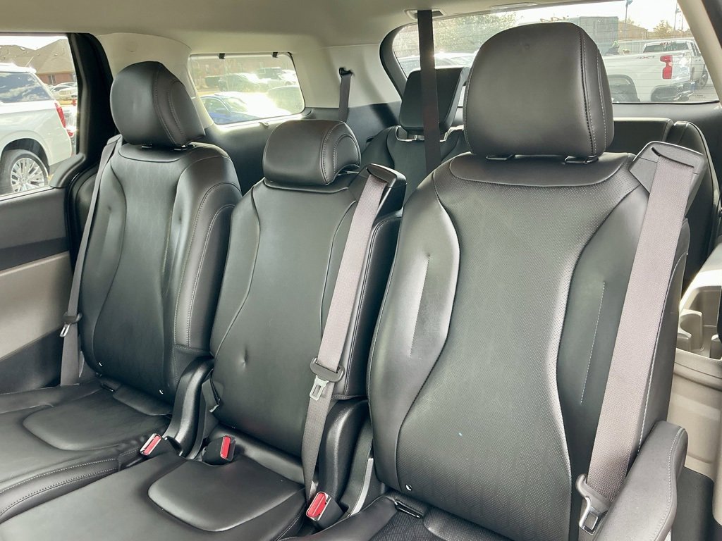 Used 2025 Kia Carnival EX image 29