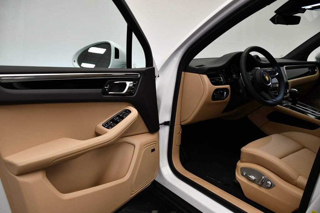 Certified 2025 Porsche Macan image 38