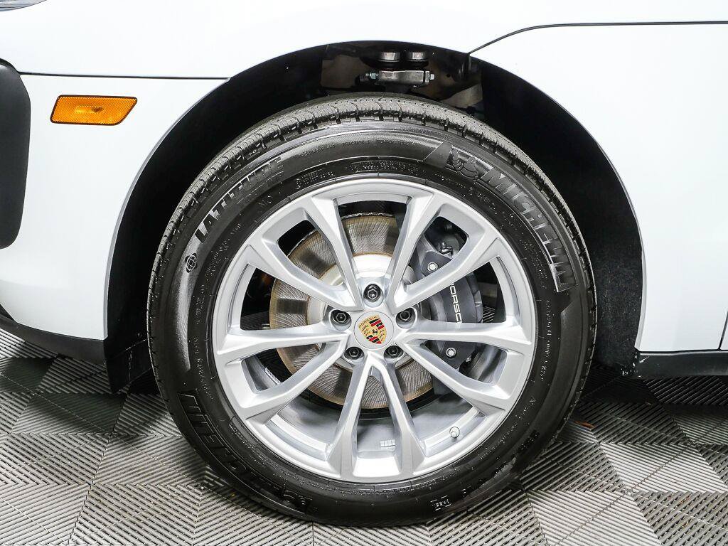 Certified 2026 Porsche Macan Turbo AWD/4WD image 39