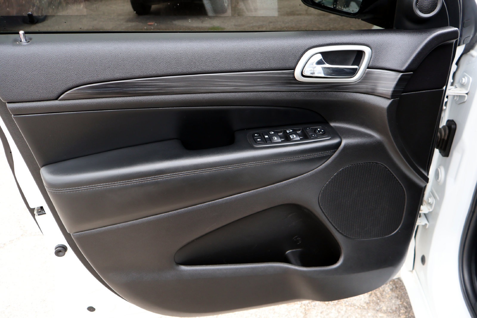 Used 2019 Jeep Grand Cherokee Altitude AWD/4WD image 17