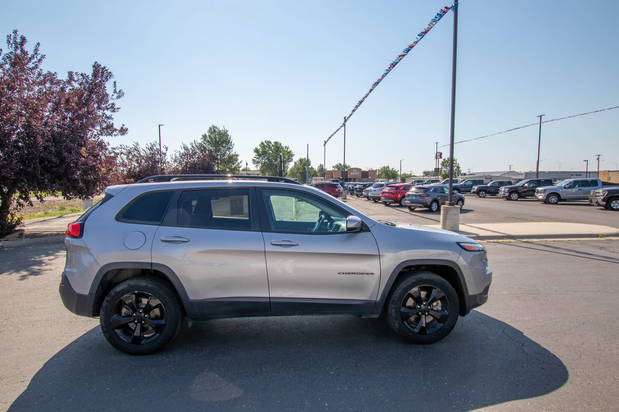 Used 2018 Jeep Cherokee Latitude w/ Altitude Package AWD/4WD image 6