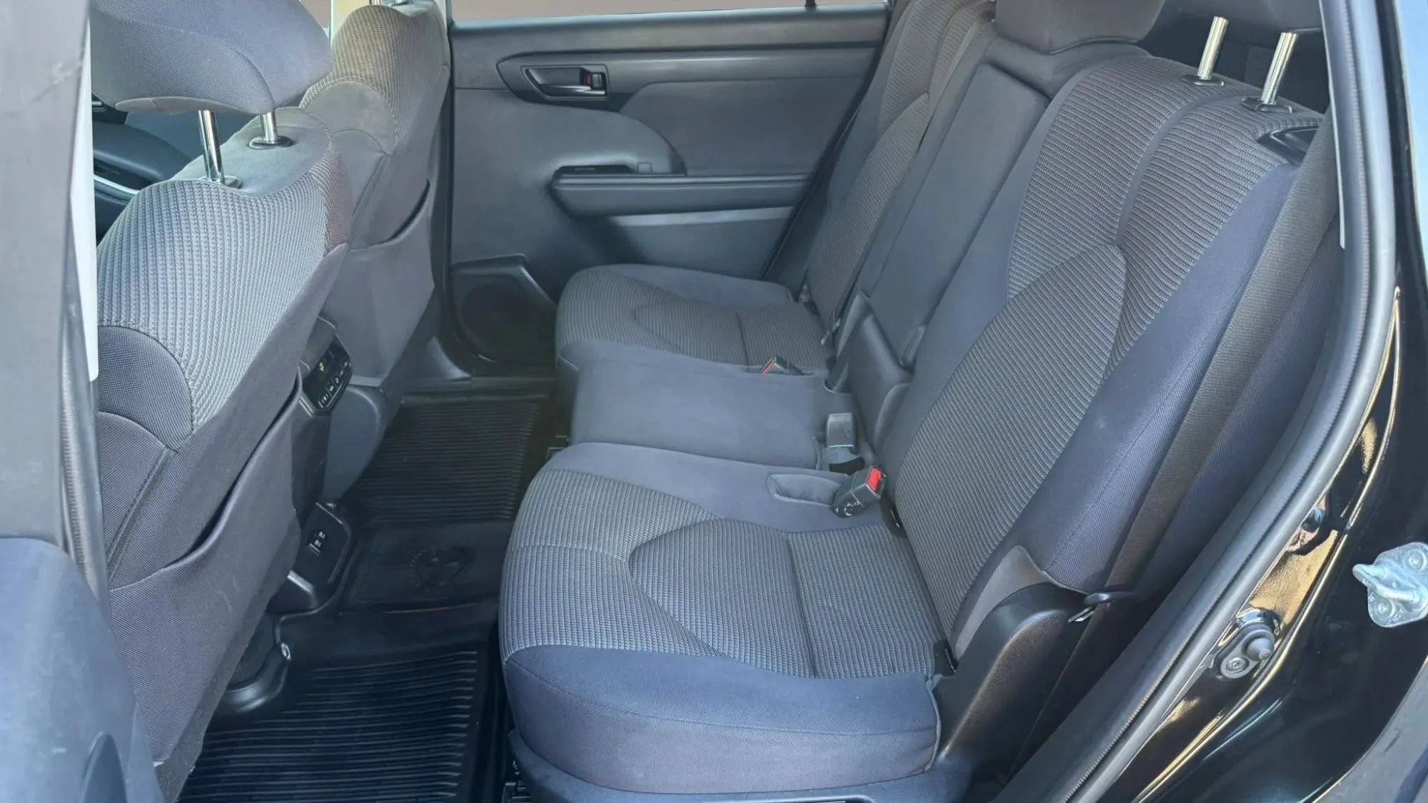 Used 2020 Toyota Highlander L AWD/4WD image 27