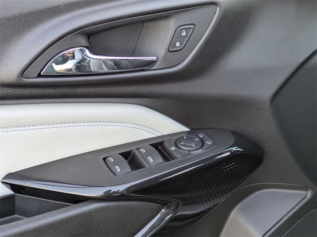 Used 2025 Chevrolet Trax LT w/ LT Convenience Package image 16