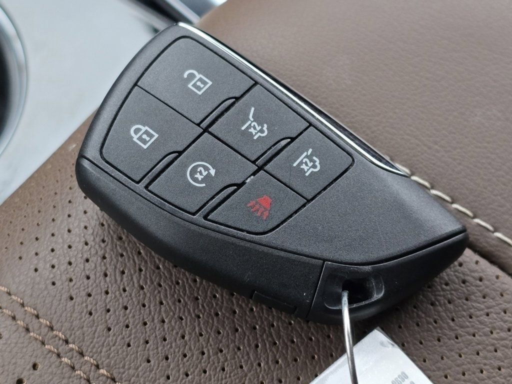 Used 2025 Chevrolet Suburban High Country image 35