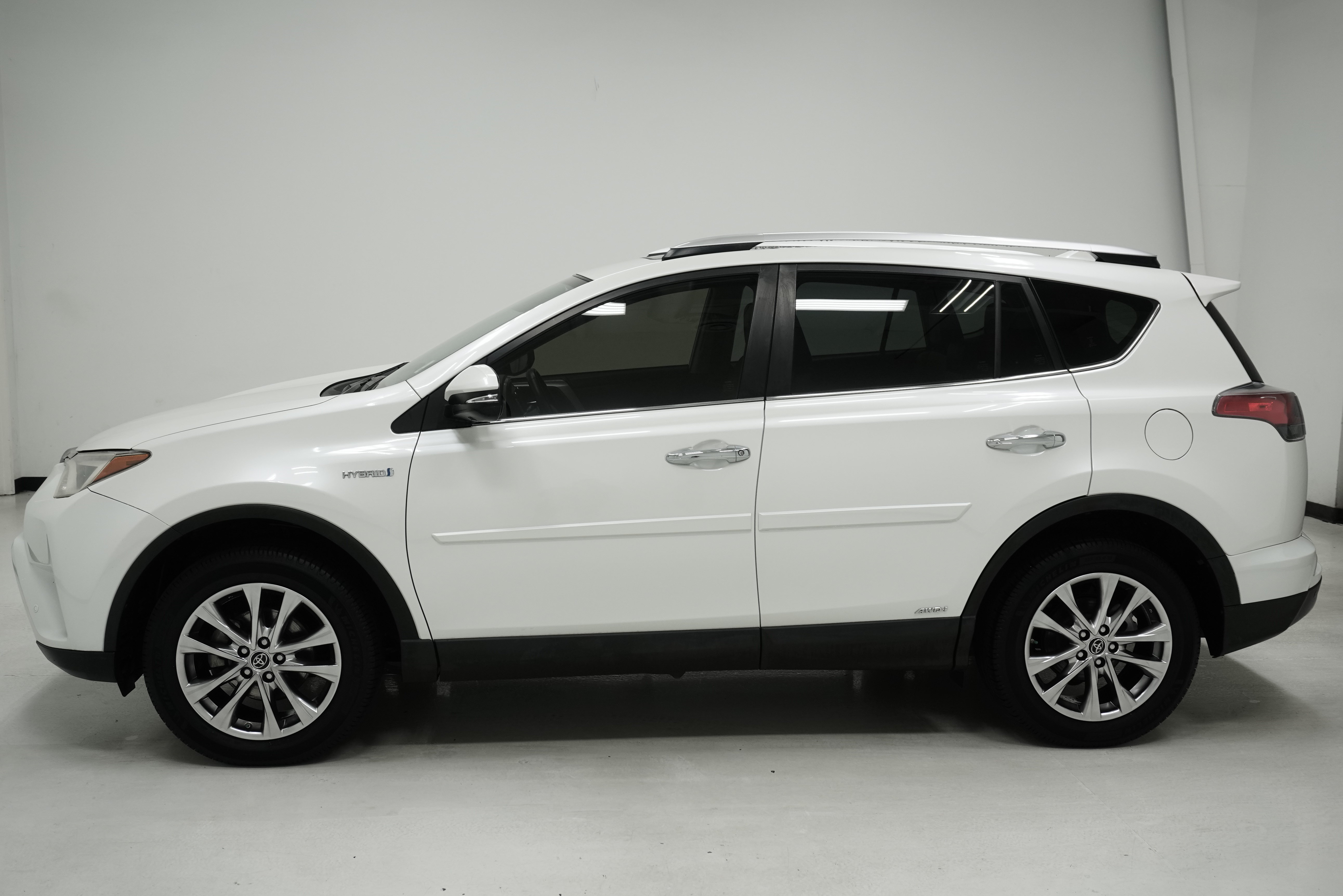 Used 2016 Toyota RAV4 Limited w/ Advanced Technology Package AWD/4WD image 6