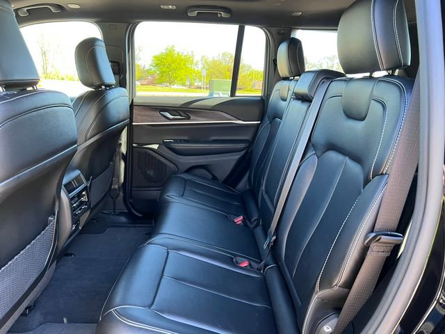 Used 2024 Jeep Grand Cherokee Limited w/ Black Appearance Package AWD/4WD image 5
