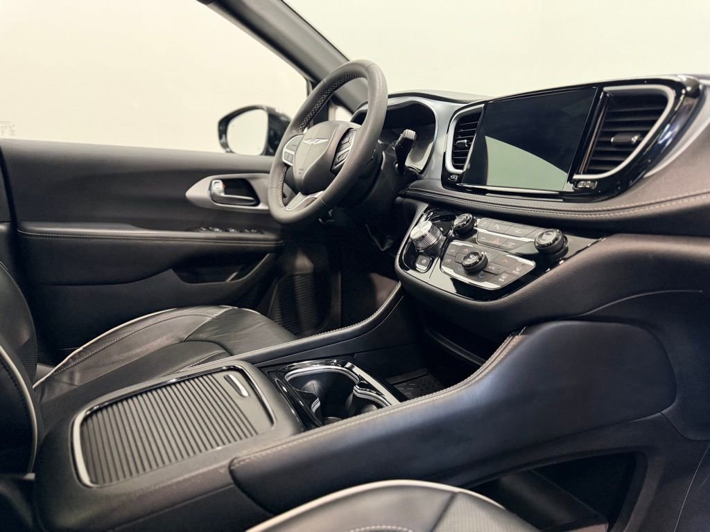 Used 2025 Chrysler Pacifica Limited FWD image 17