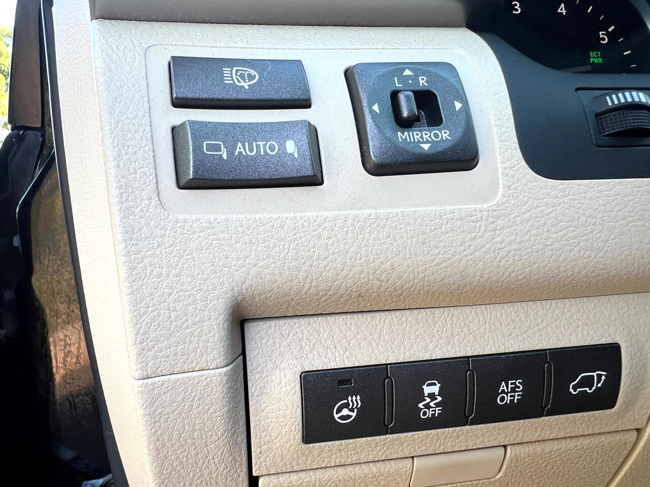 Used 2013 Lexus LX 570 4WD w/ Luxury Pkg image 32