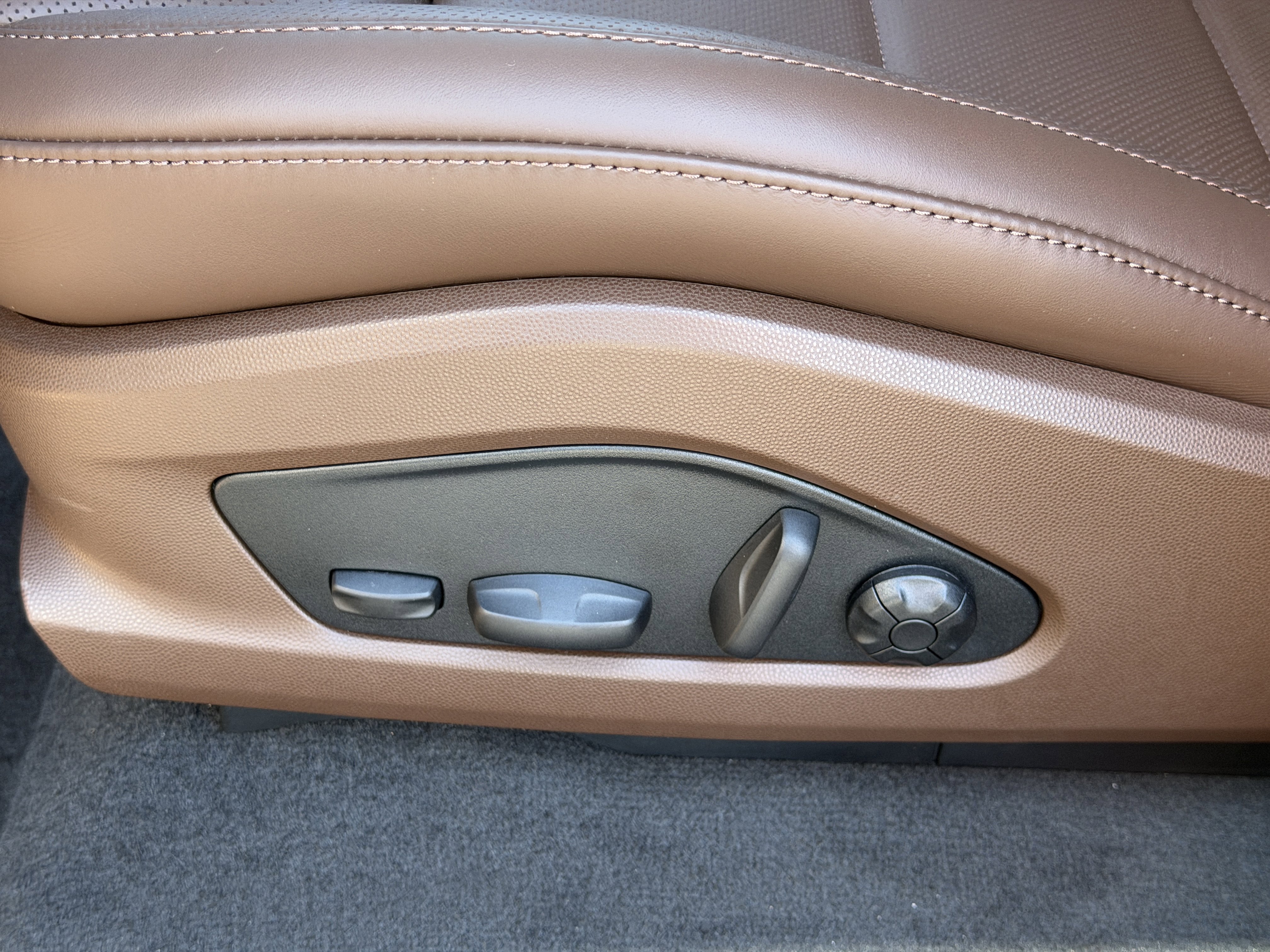 New 2026 Porsche Macan 4 Electric image 24