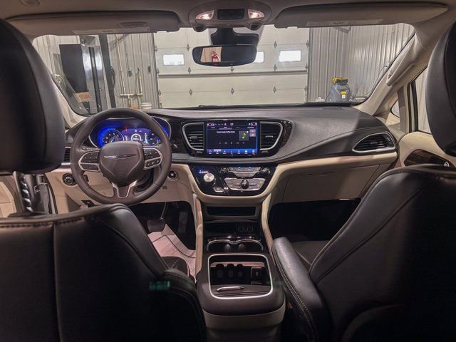 Used 2024 Chrysler Pacifica Limited image 20
