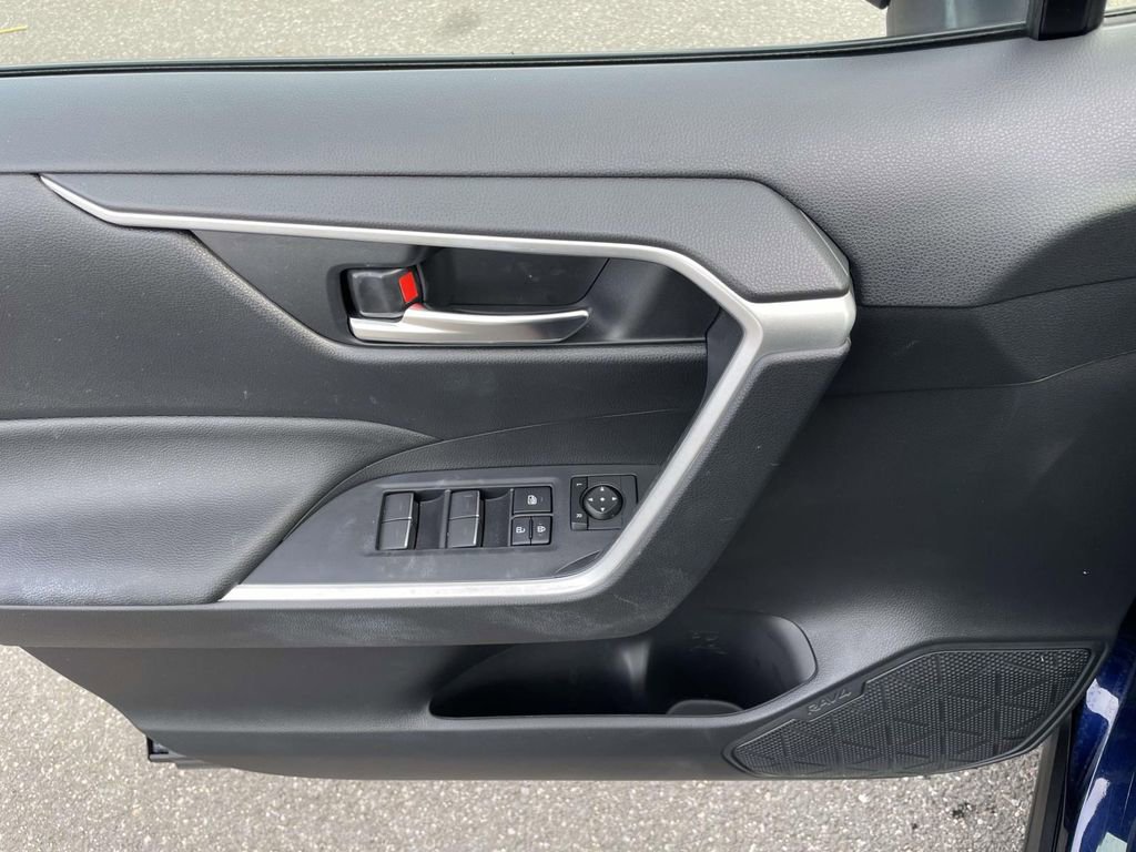 Used 2023 Toyota RAV4 SE image 16