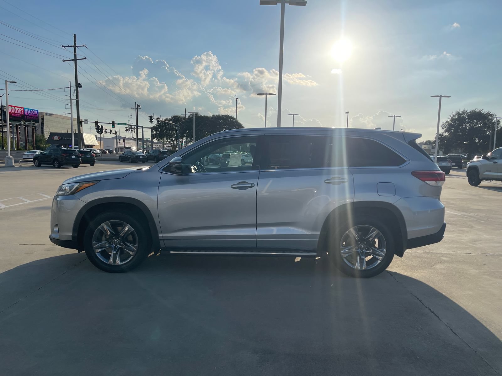 Used 2019 Toyota Highlander Limited Platinum FWD video 2