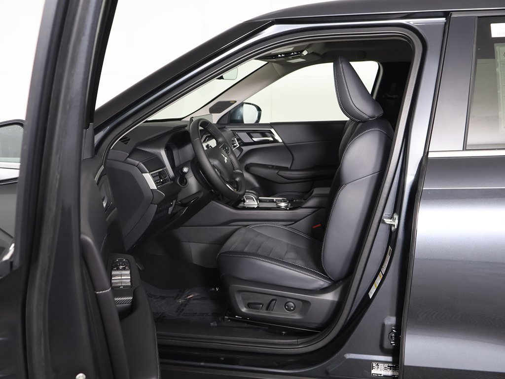 New 2025 Mitsubishi Outlander SE image 32