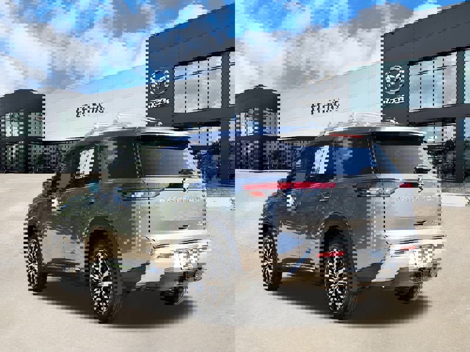 Used 2025 Nissan Pathfinder Platinum w/ Cargo Package image 2