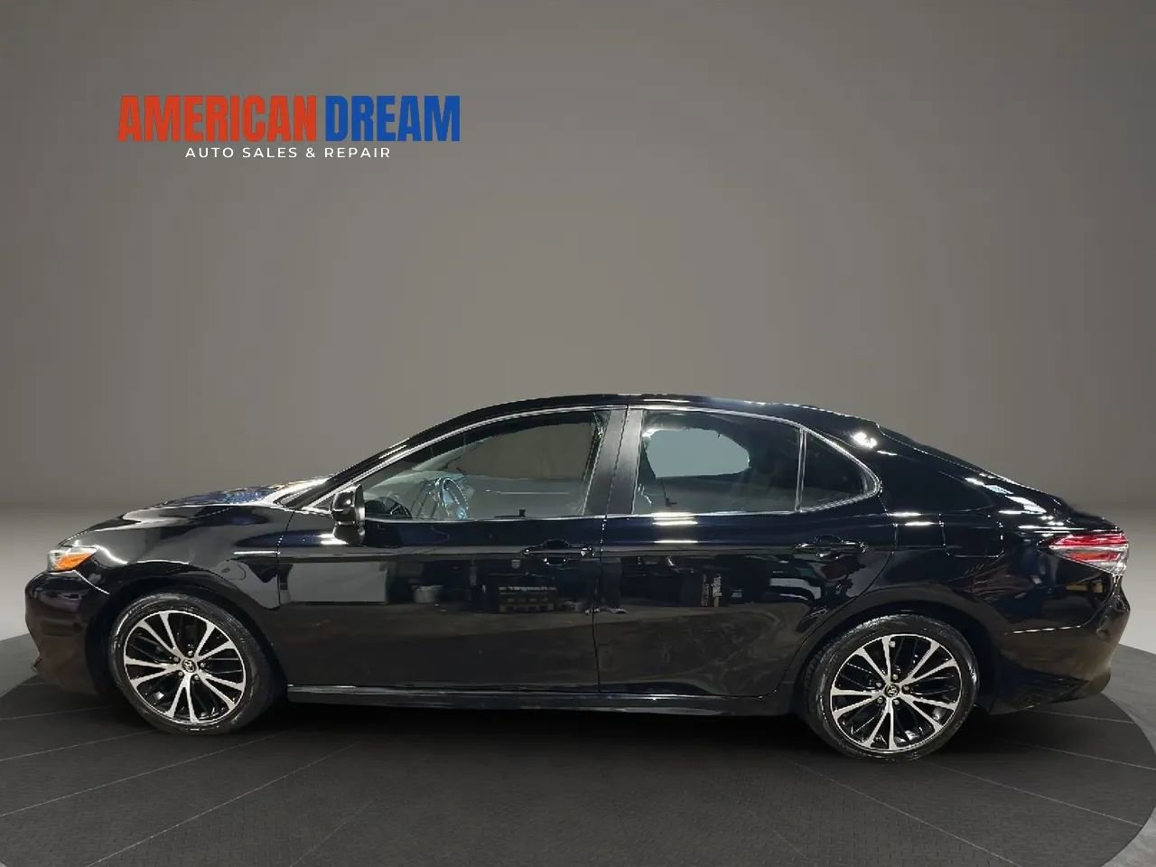 Used 2019 Toyota Camry SE w/ Carpet Mat Package FWD image 2