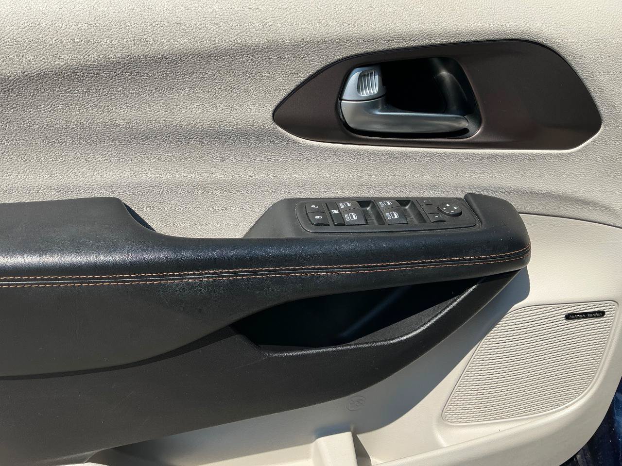 Used 2017 Chrysler Pacifica Touring-L Plus w/ Advanced Safetytec Group FWD image 16