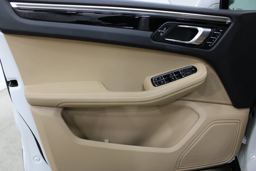 Used 2023 Porsche Macan AWD/4WD image 38