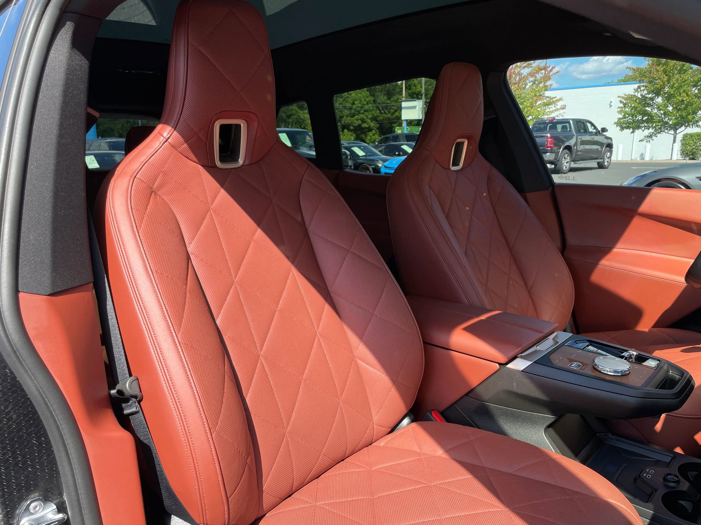 Used 2024 BMW iX xDrive50 w/ Luxury Package image 39
