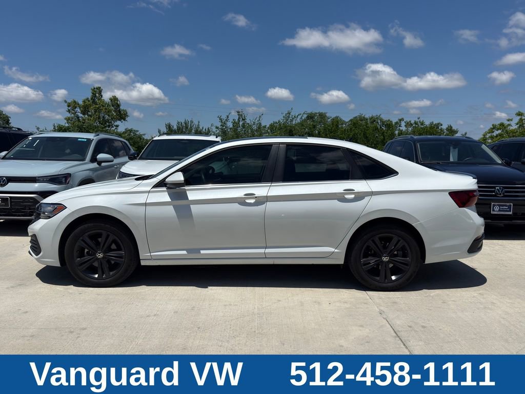 Used 2024 Volkswagen Jetta SE w/ Panoramic Sunroof Package FWD image 3