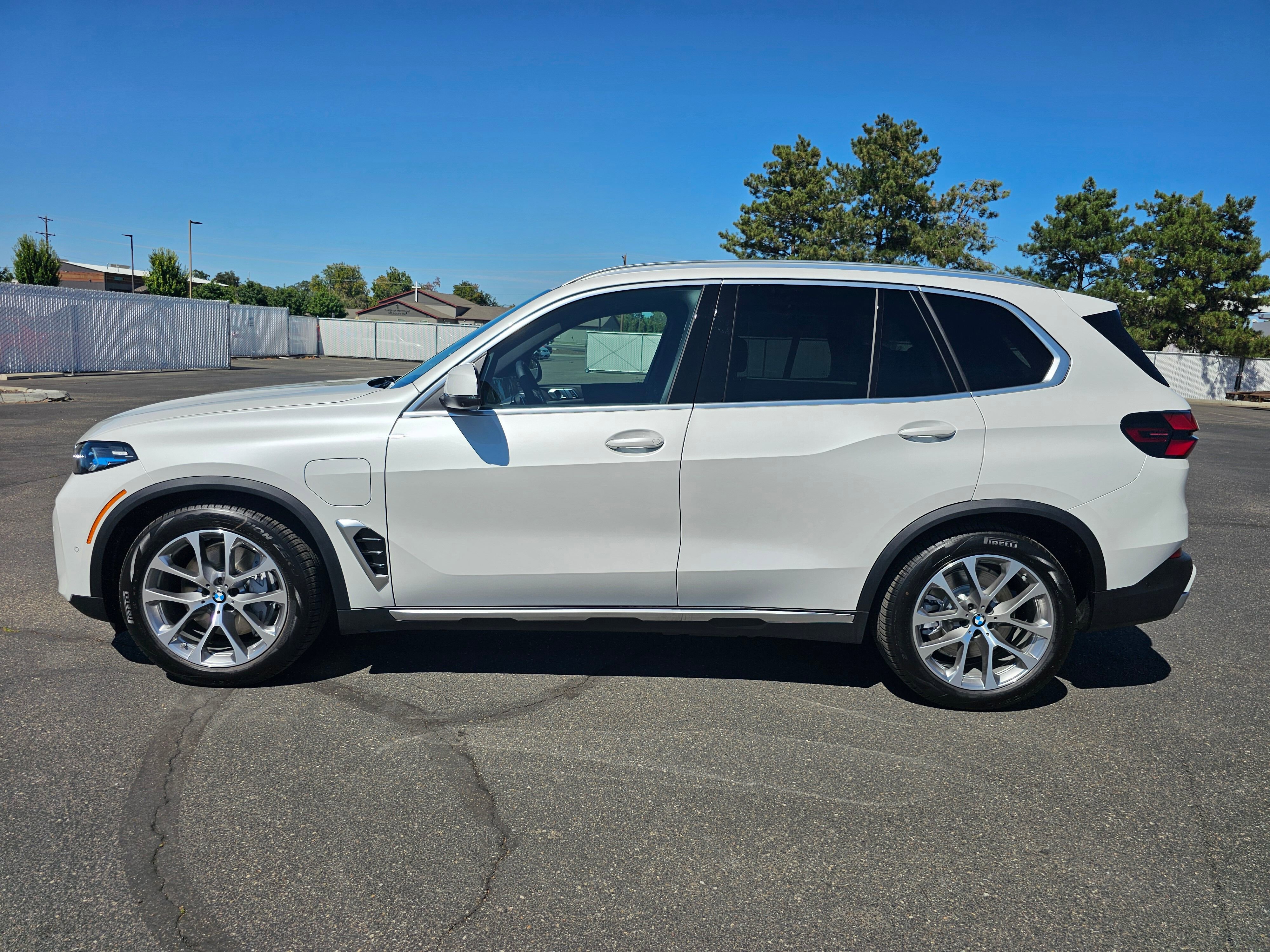New 2026 BMW X5 xDrive50e image 3