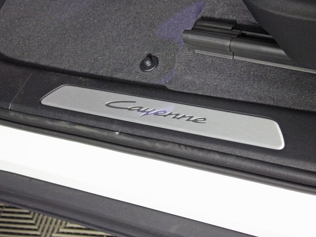 Used 2025 Porsche Cayenne image 18
