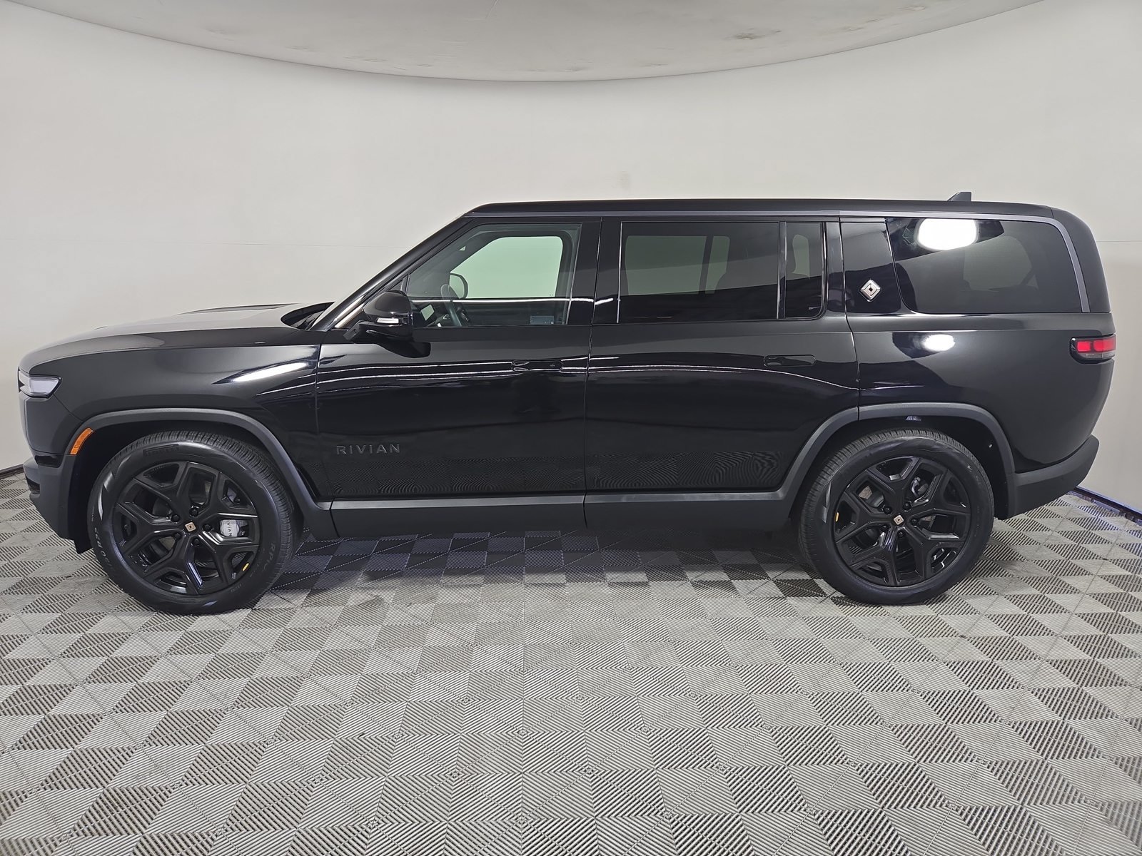 Used 2025 Rivian R1S Adventure Dual AWD/4WD image 2