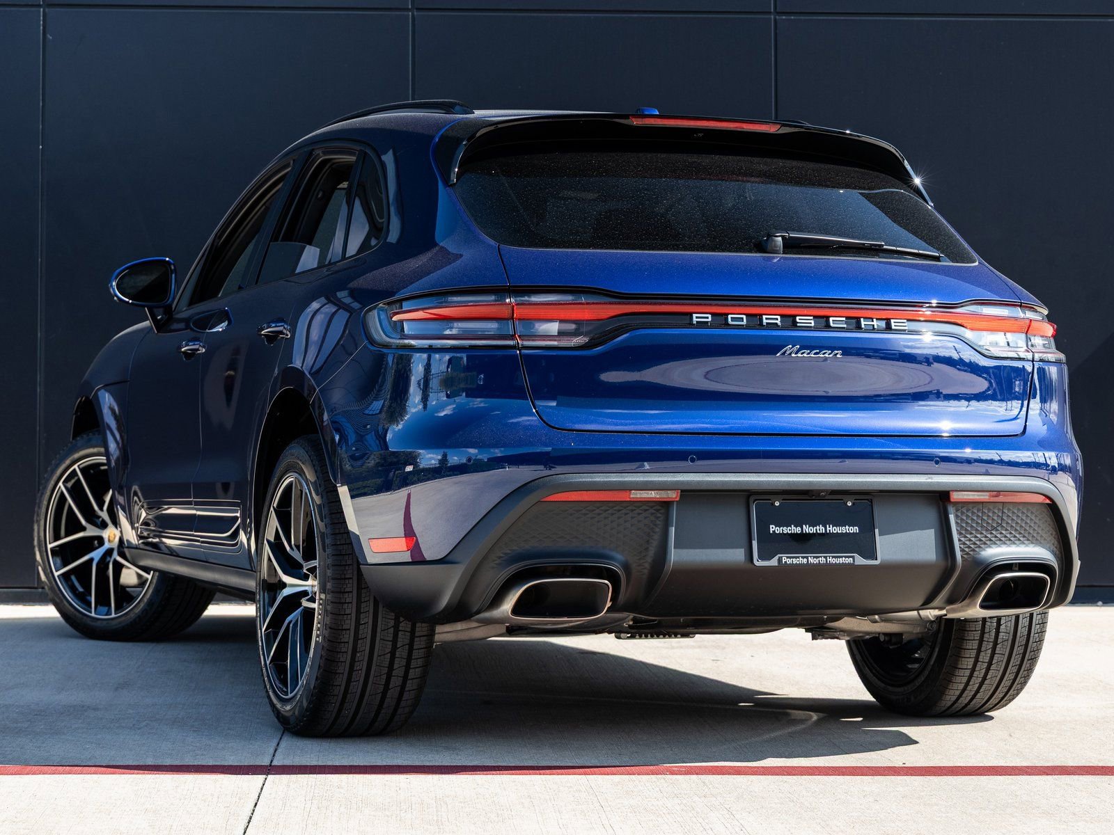 Certified 2025 Porsche Macan image 3