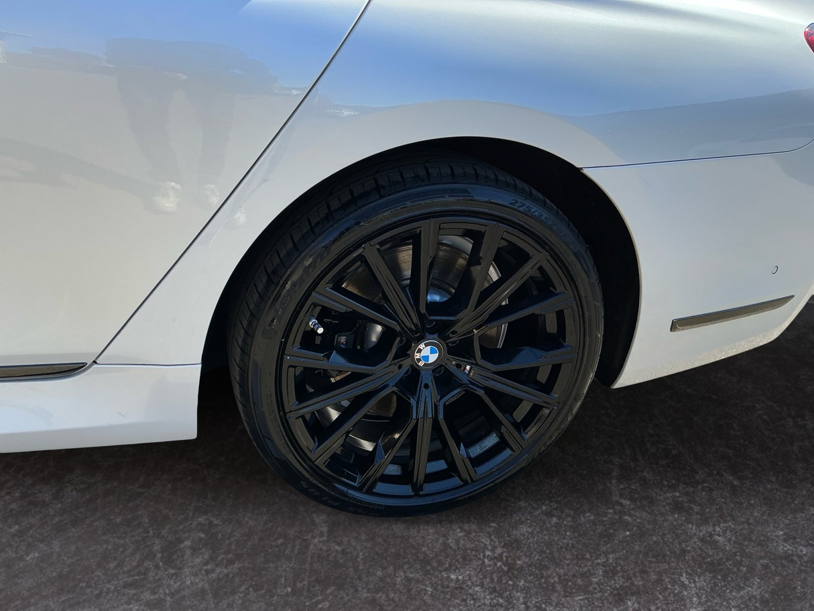 Used 2022 BMW 740i w/ M Sport Package RWD image 9